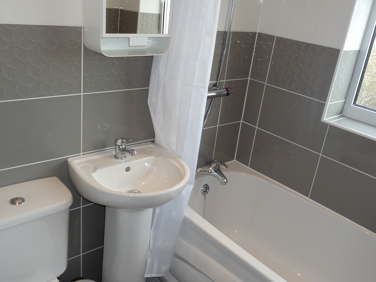 3 bedroom end terraced house Let in Coventry - Photograph 8.
