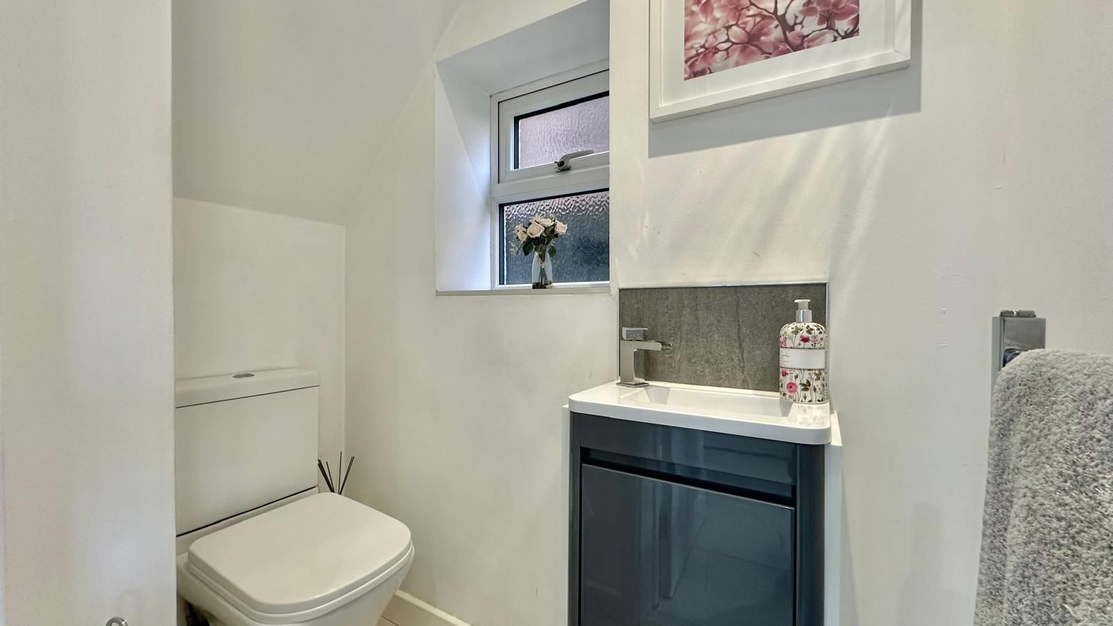 3 bedroom semi-detached house Sold in Coventry - Photograph 28.