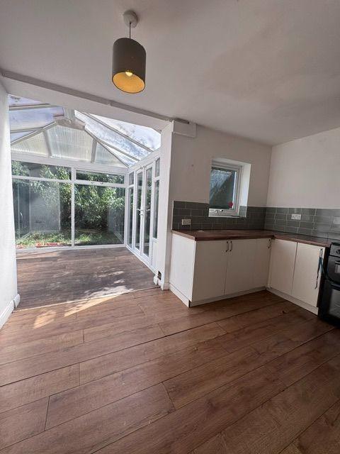 3 Bed End Terraced House To Rent - Photograph 4