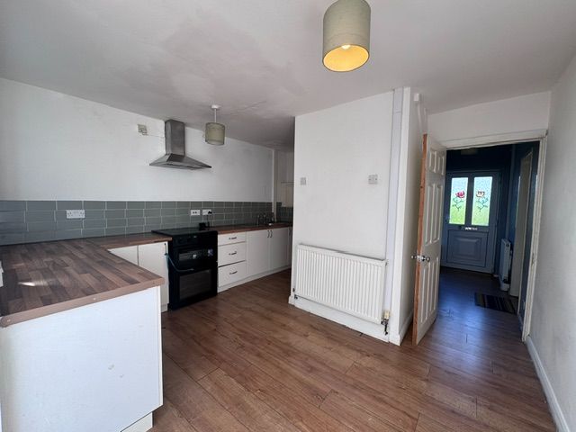 3 Bed End Terraced House To Rent - Photograph 2