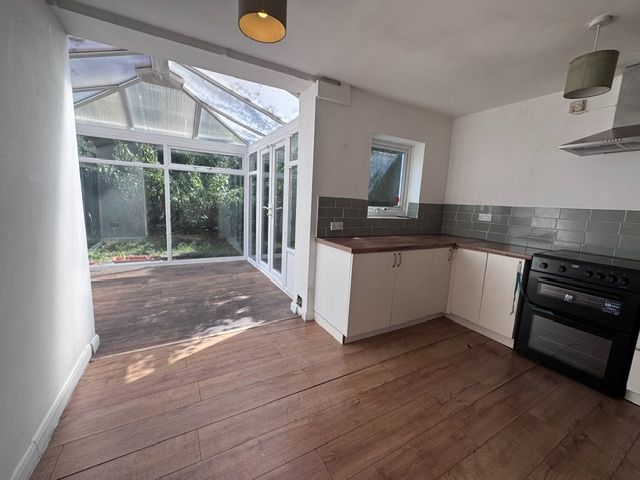 3 Bed End Terraced House To Rent - Photograph 3
