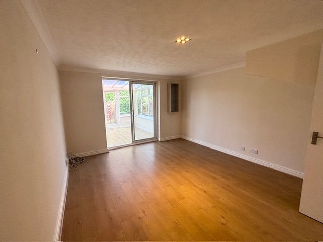 2 Bed Mews House To Rent - Photograph 4