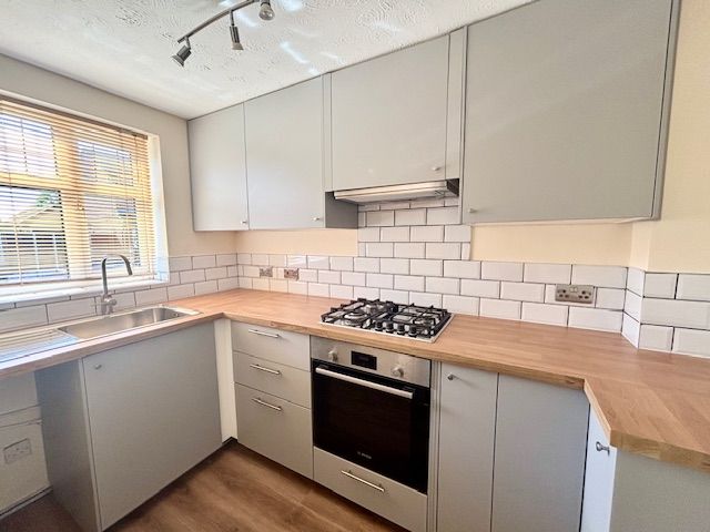 2 Bed Mews House To Rent - Photograph 3