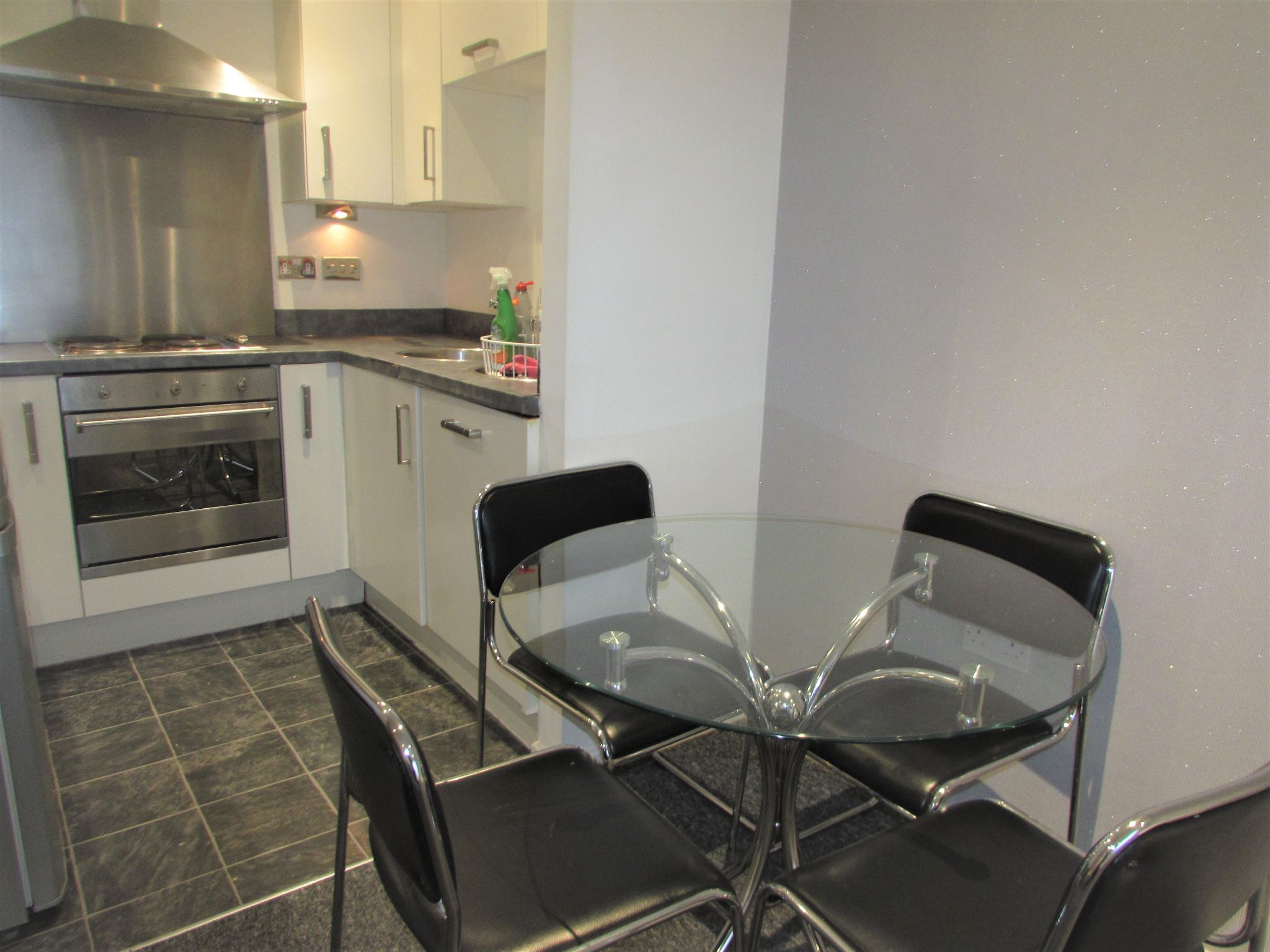 2 Bed Apartment Flat/apartment To Rent - Photograph 4