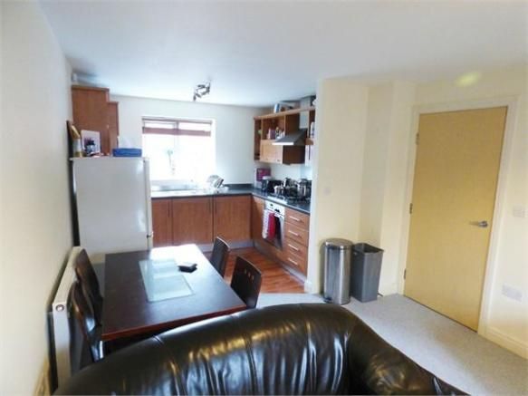 2 Bed Apartment Flat/apartment To Rent - Photograph 3