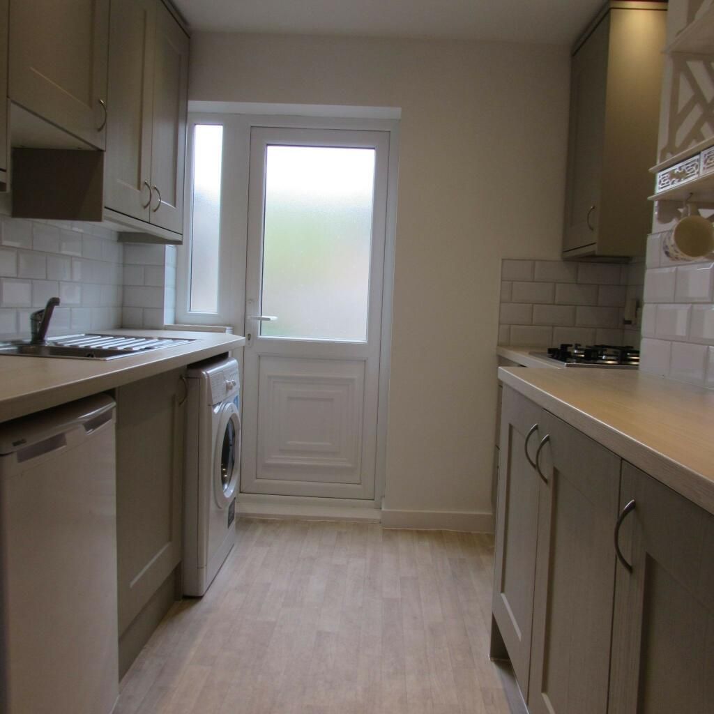 2 Bed Mid Terraced House To Rent - Photograph 4