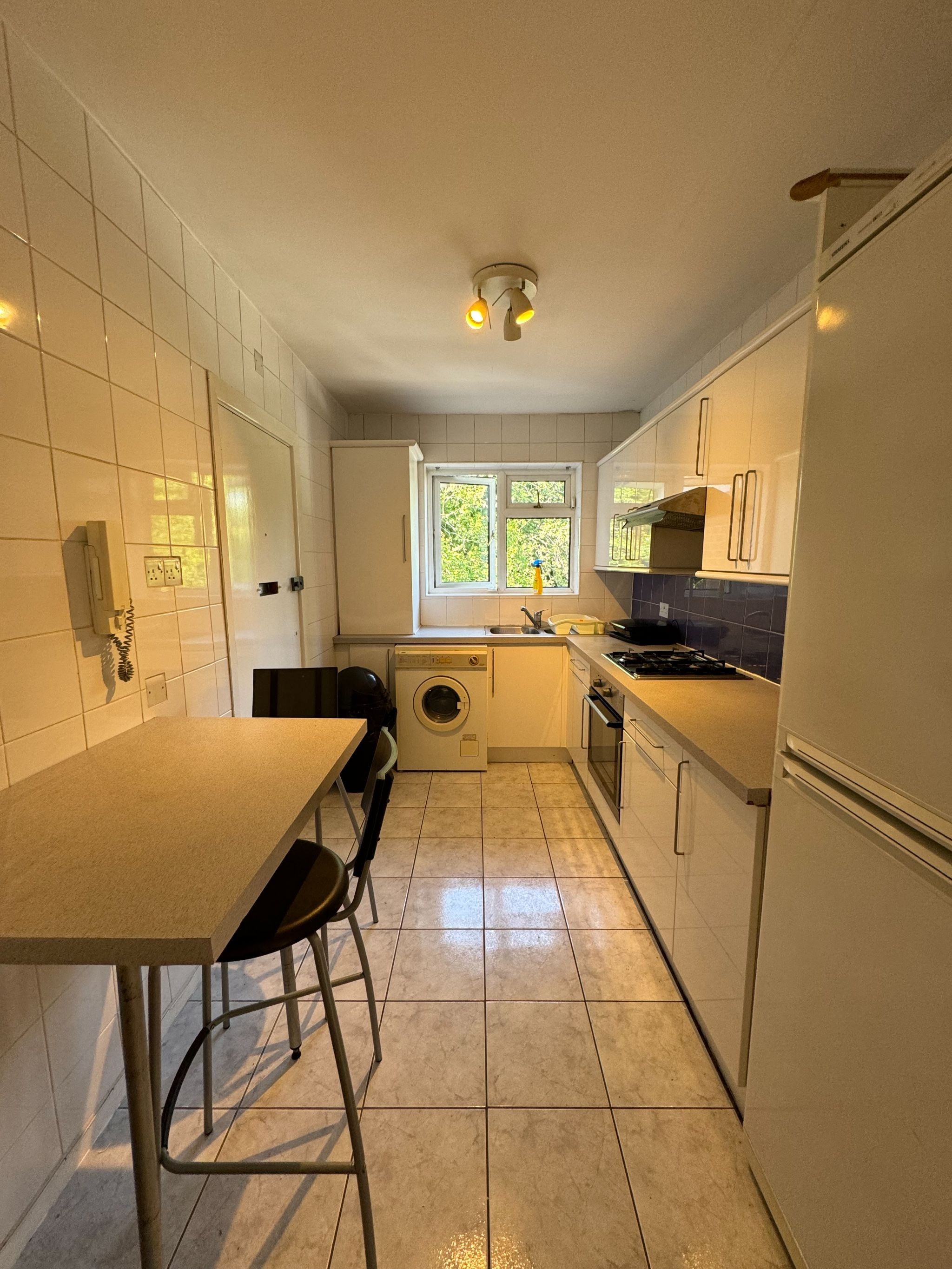 2 Bed Flat Flat/apartment To Rent - Photograph 6