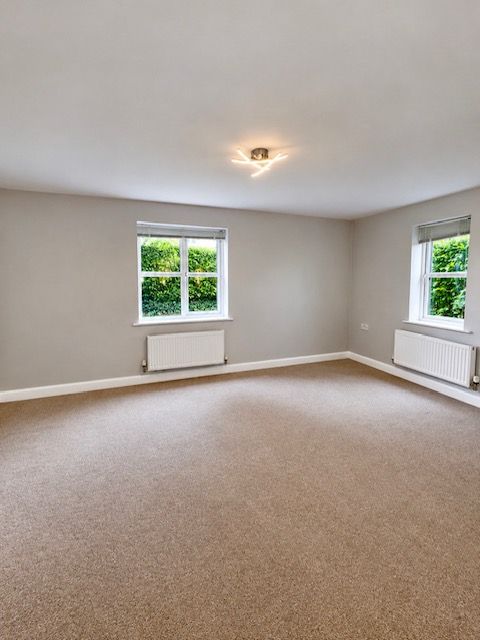 2 Bed Apartment Flat/apartment For Sale - Photograph 2
