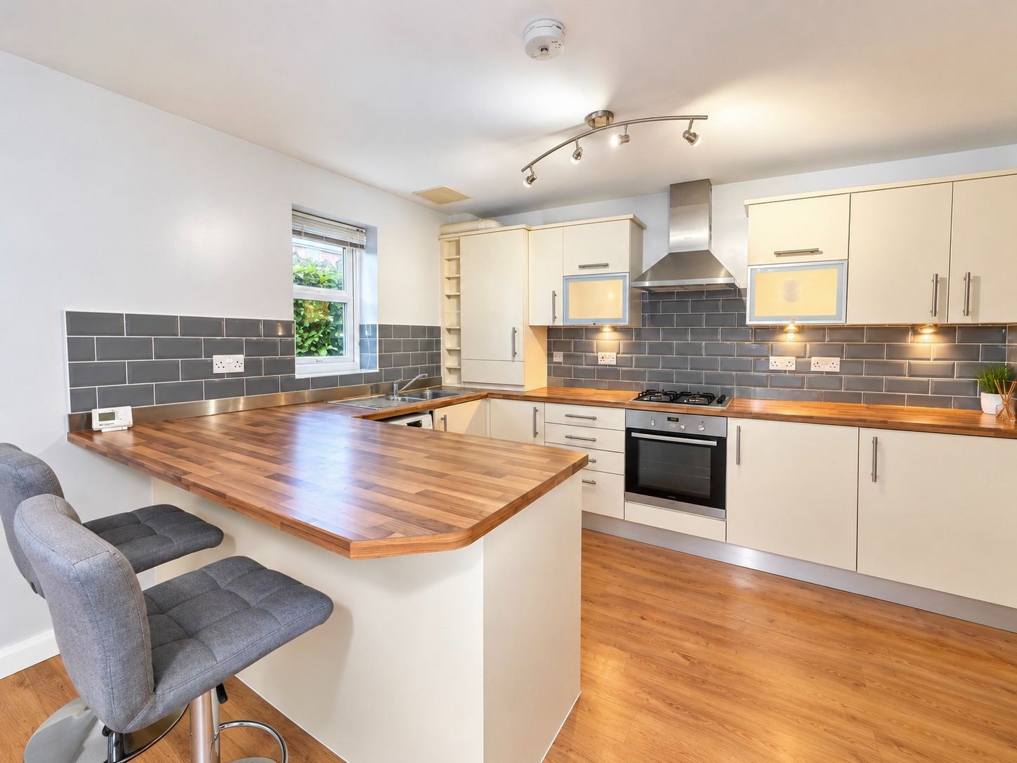2 Bed Apartment Flat/apartment For Sale - Photograph 1