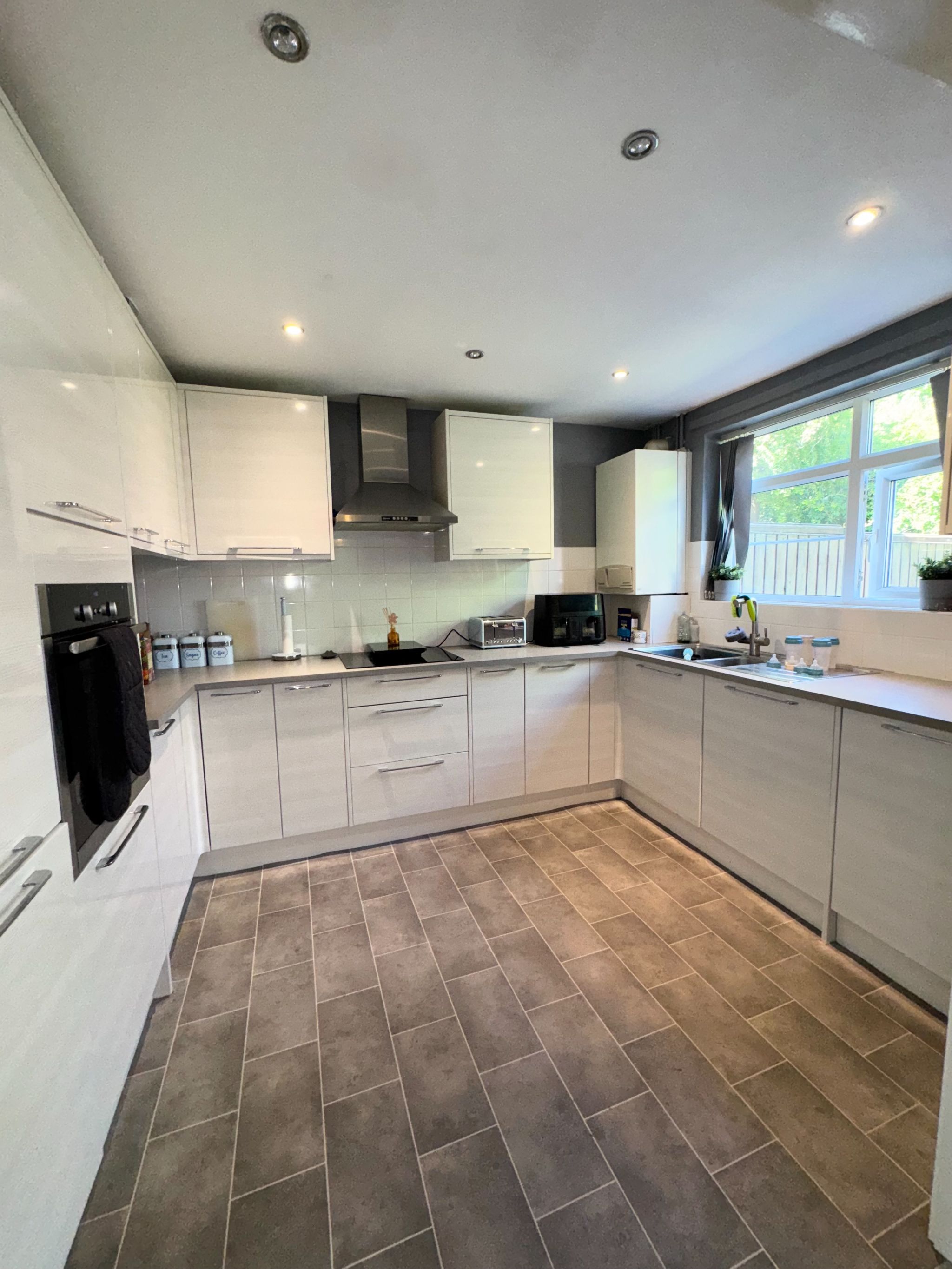 3 Bed Semi-detached House For Sale - Photograph 3