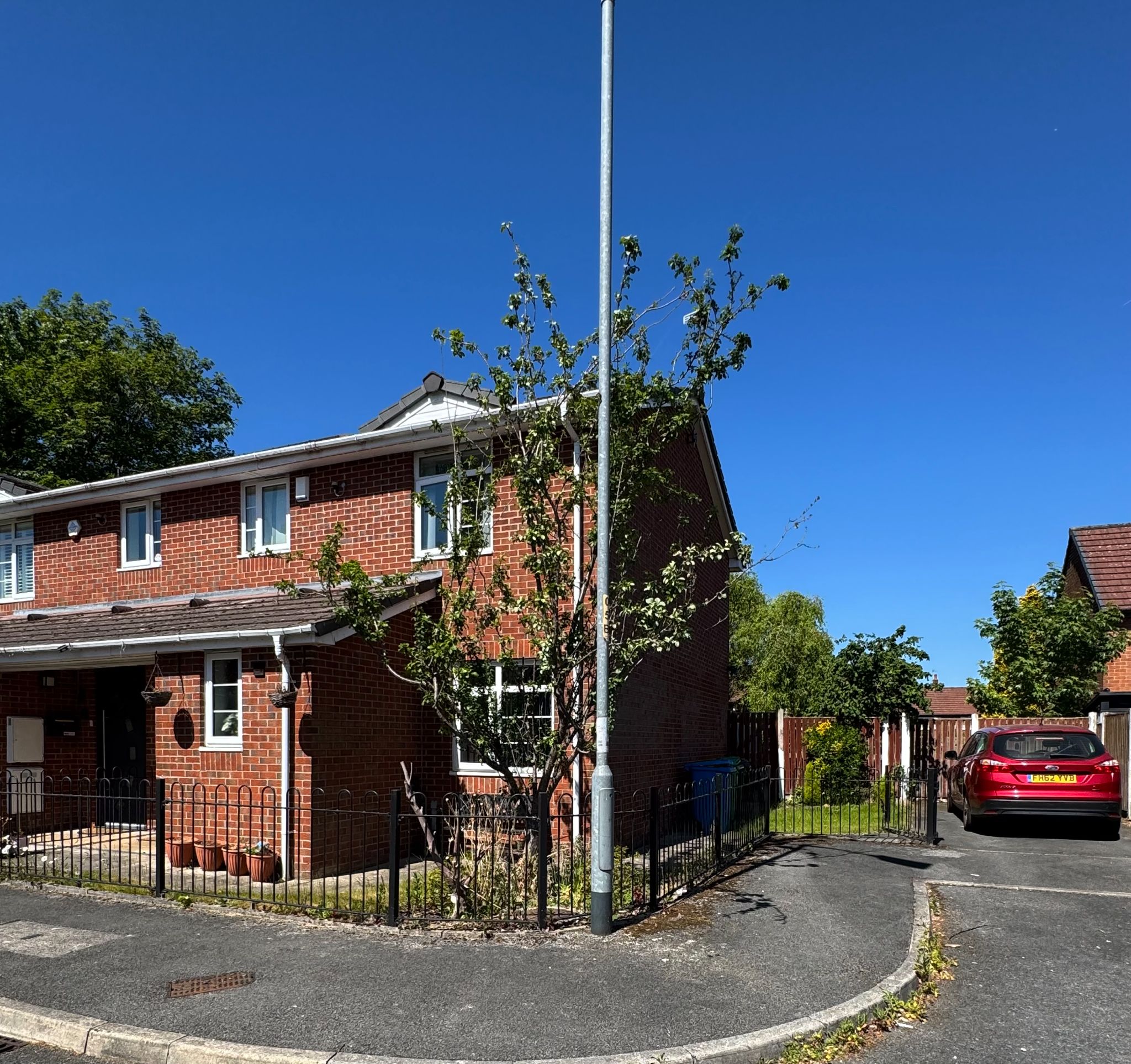 3 Bed Semi-detached House For Sale - Photograph 2