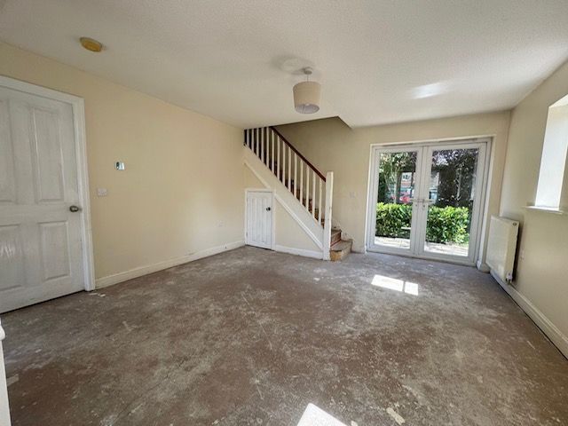 3 Bed Semi-detached House To Rent - Photograph 2