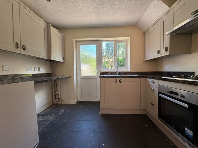 3 Bed Semi-detached House To Rent - Photograph 4