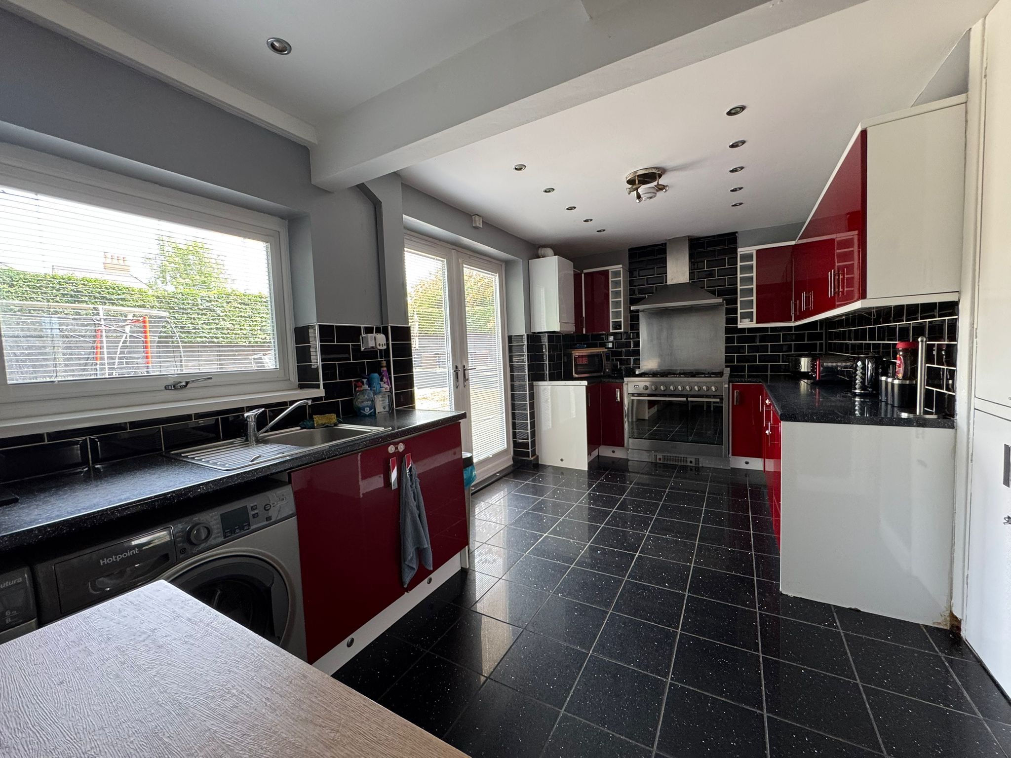 3 Bed Semi-detached House To Rent - Photograph 3