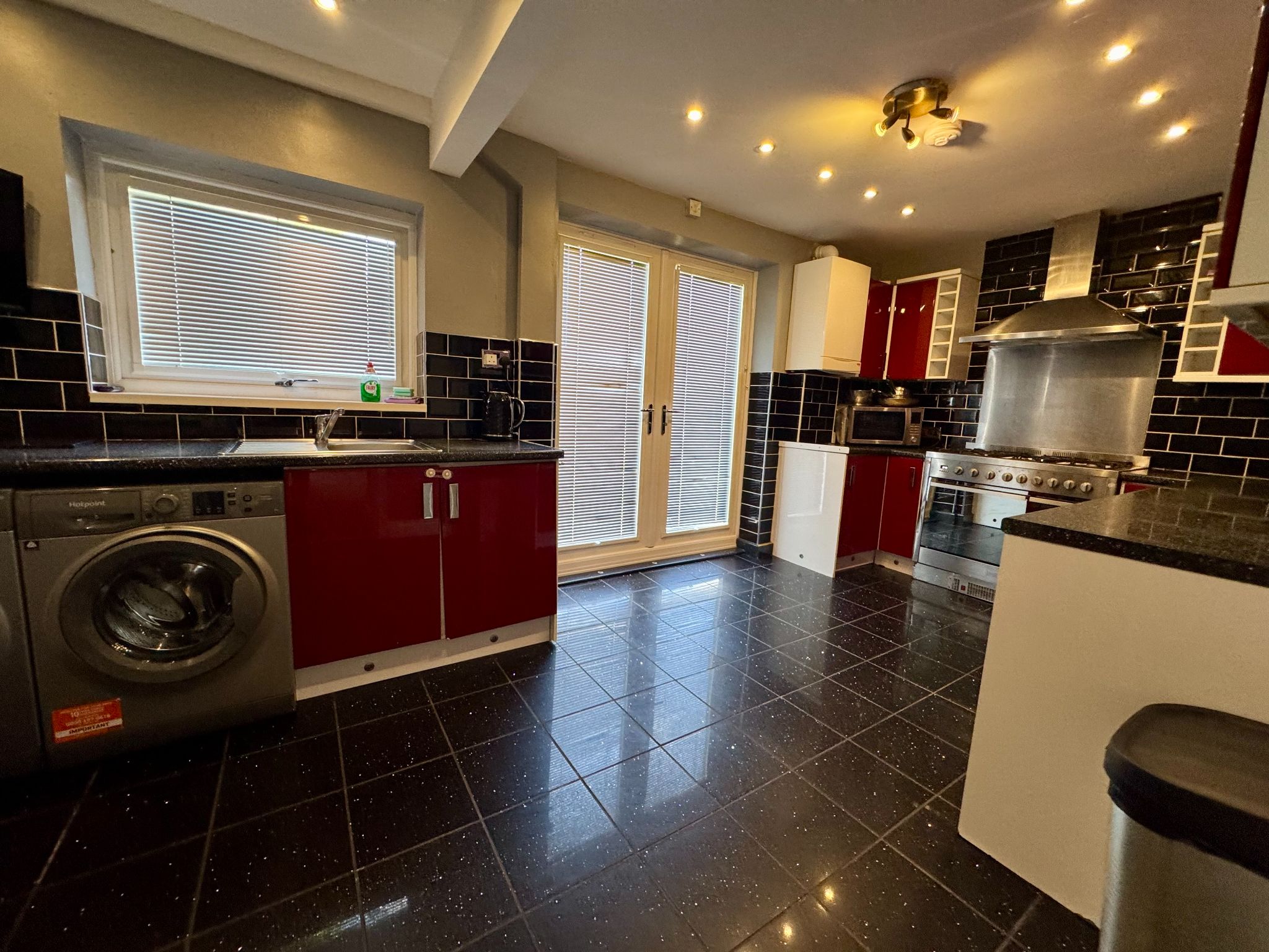 3 Bed Semi-detached House To Rent - Photograph 4