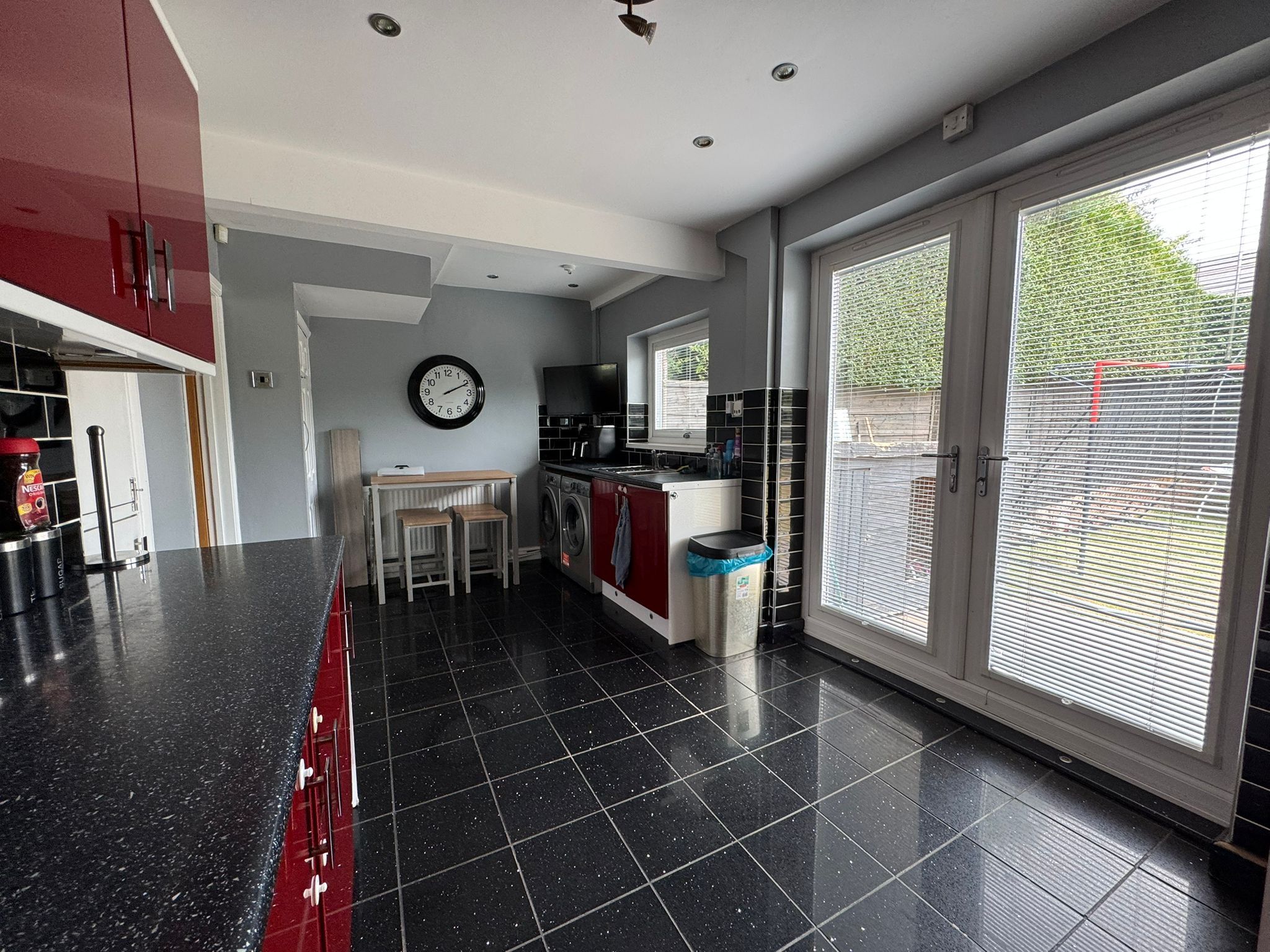 3 Bed Semi-detached House To Rent - Photograph 2