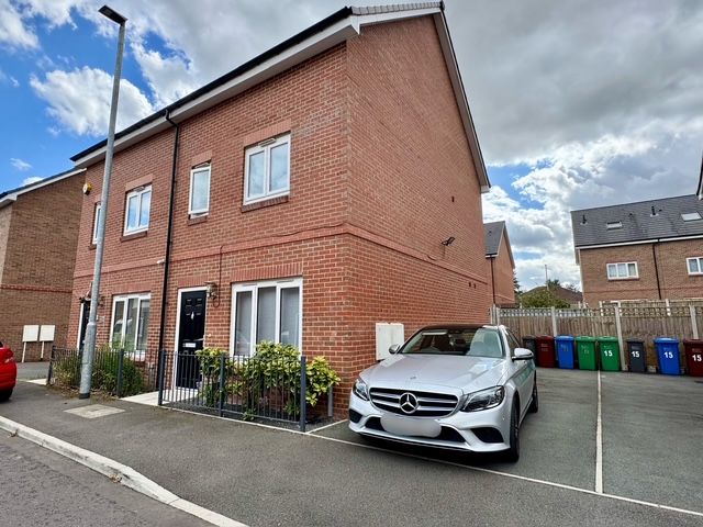 3 Bed Town House For Sale - Photograph 29