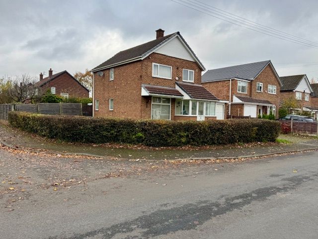 3 Bed Detached House For Sale - Photograph 1