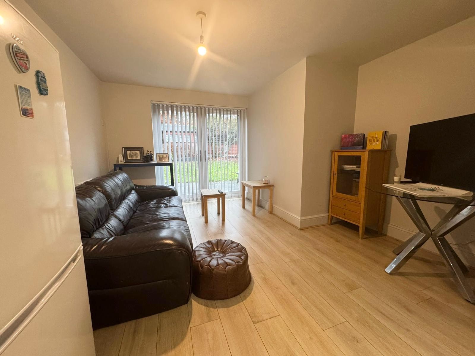 3 Bed Mid Terraced House To Rent - Photograph 4