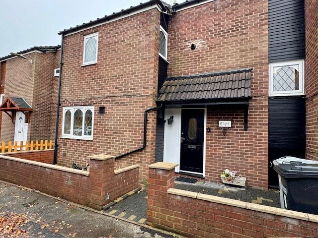 3 Bed Mid Terraced House To Rent - Photograph 1