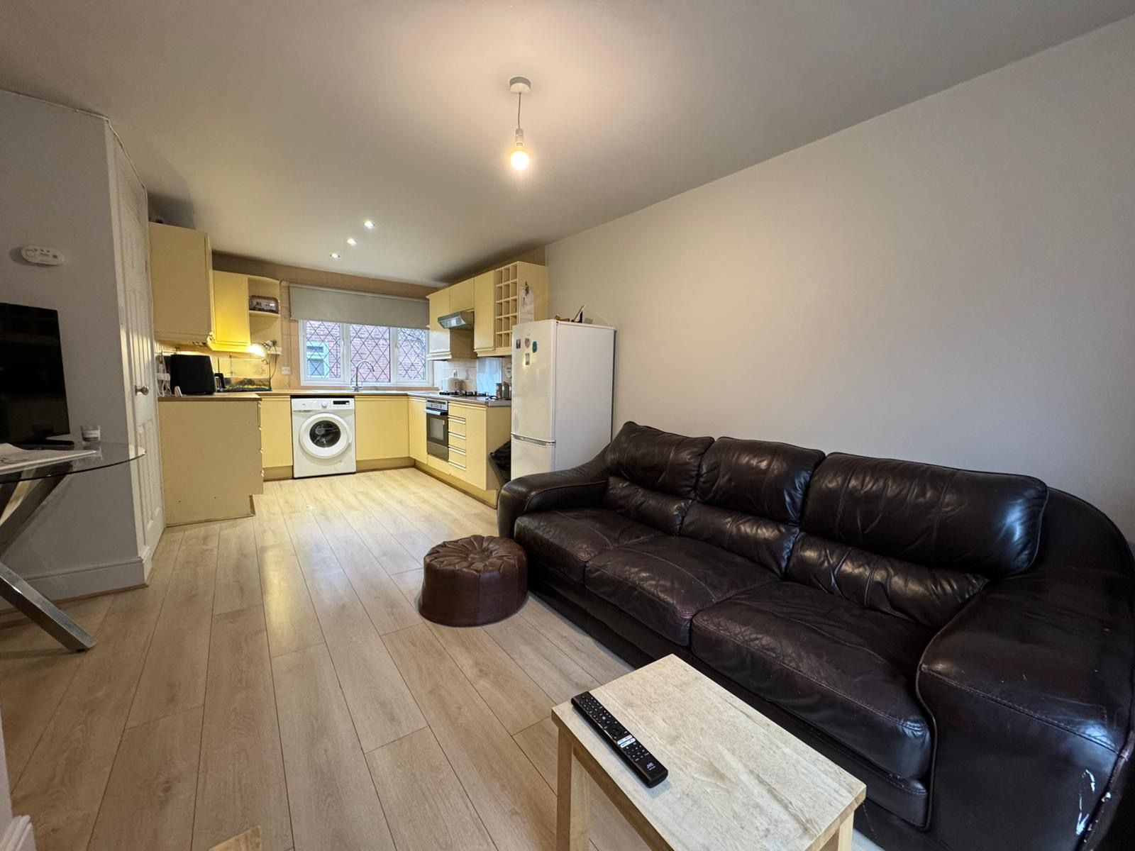 3 Bed Mid Terraced House To Rent - Photograph 3