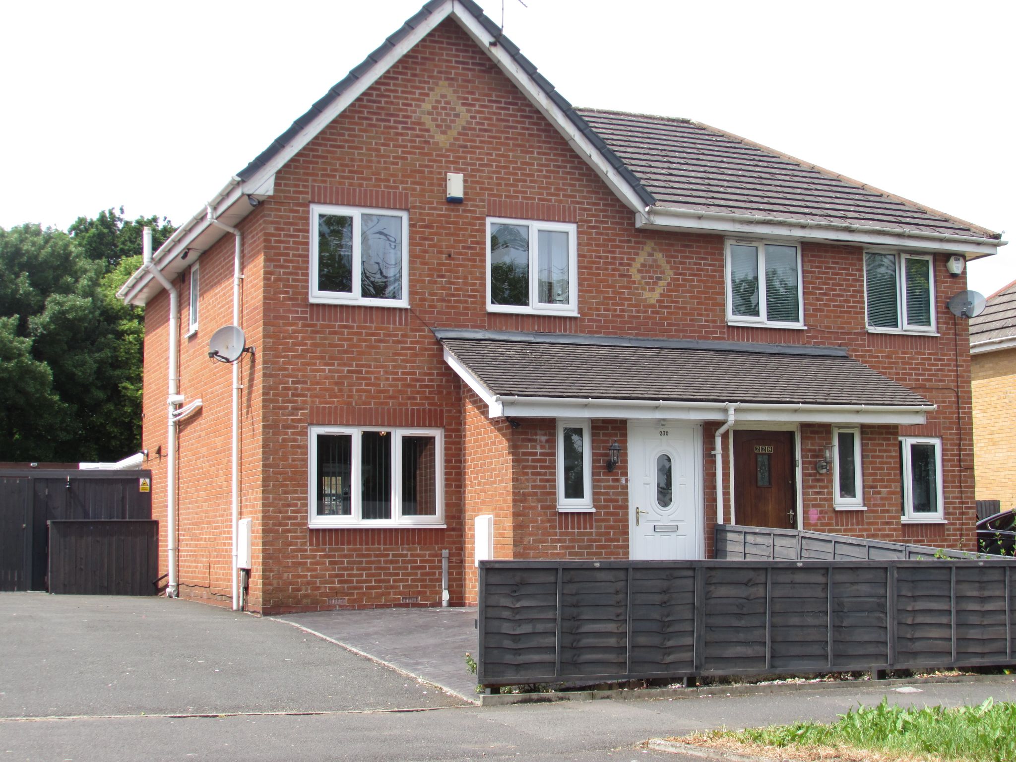3 Bed Semi-detached House For Sale - Photograph 1