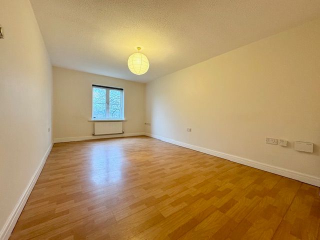 2 Bed Apartment Flat/apartment For Sale - Photograph 1