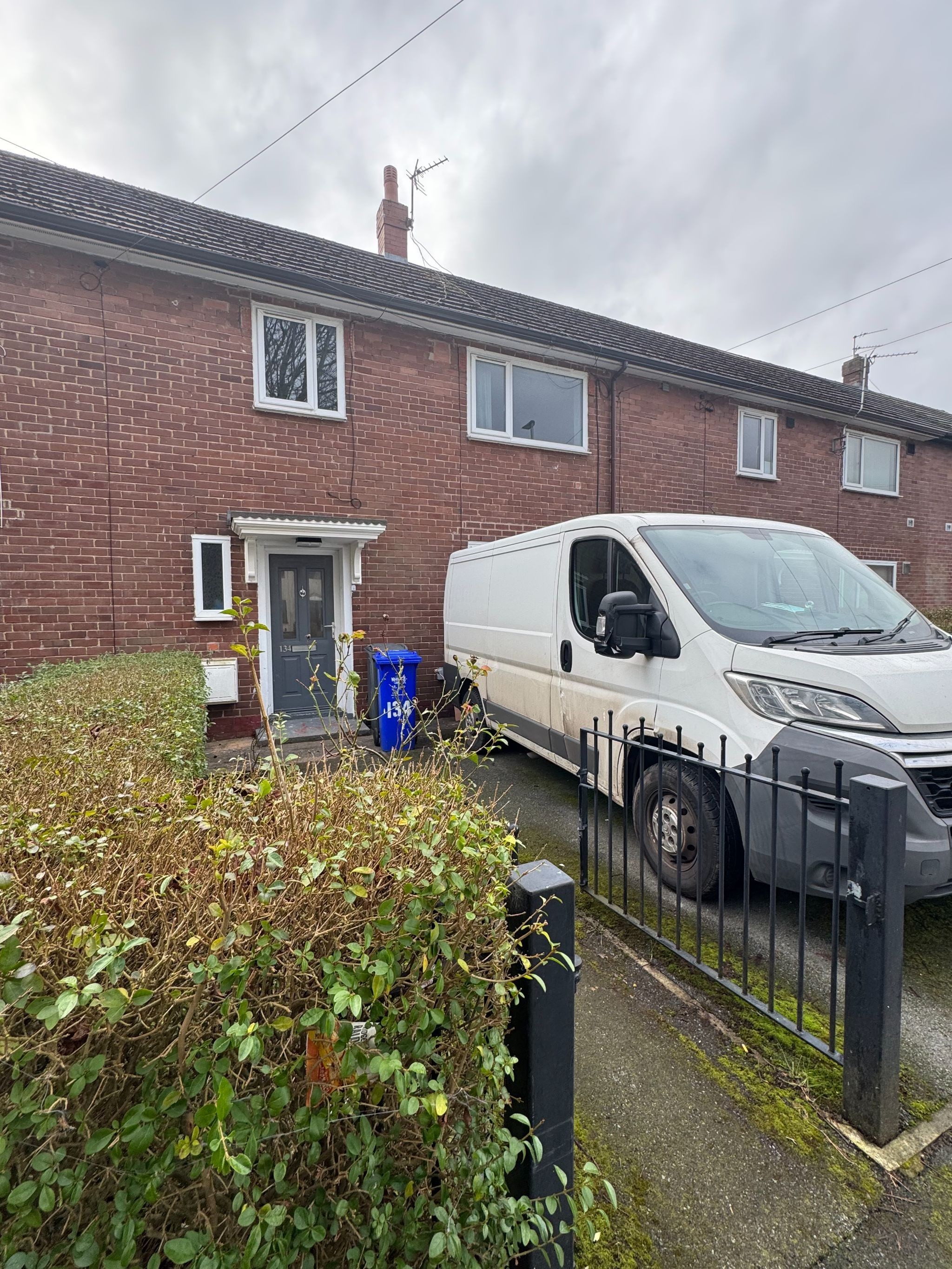 3 Bed Mid Terraced House To Rent - Photograph 6