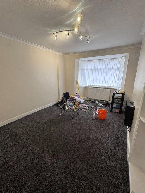 4 Bed Semi-detached House For Sale - Photograph 11