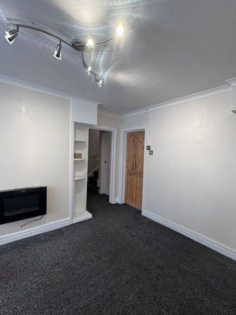 4 Bed Semi-detached House For Sale - Photograph 12