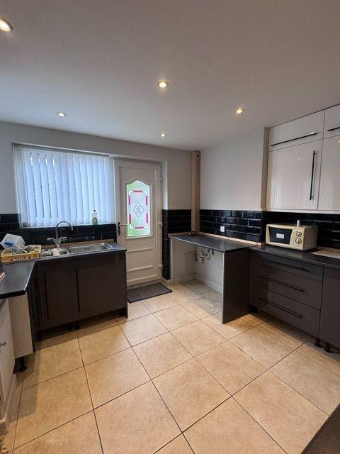 4 Bed Semi-detached House For Sale - Photograph 10