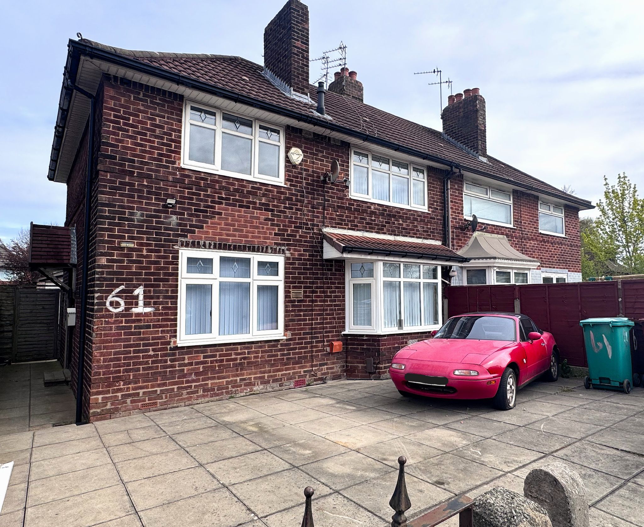4 Bed Semi-detached House For Sale - Photograph 1