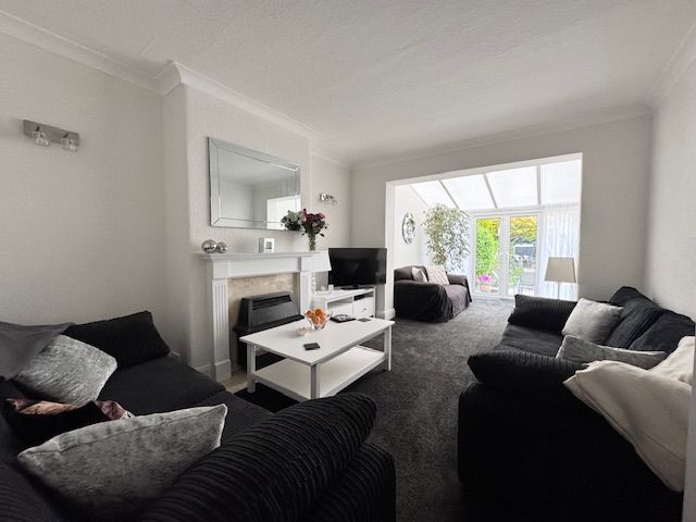 3 Bed Semi-detached House For Sale - Photograph 3
