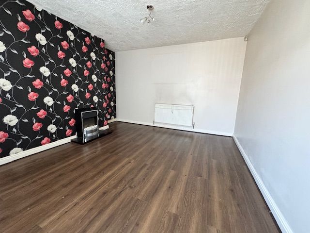 3 Bed End Terraced House For Sale - Photograph 2