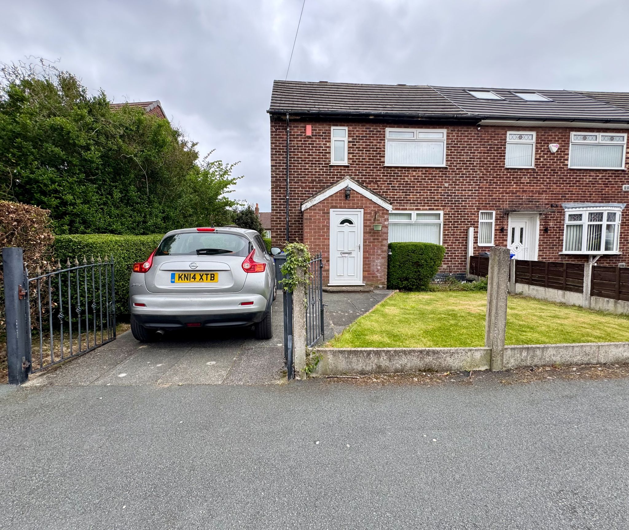3 Bed End Terraced House For Sale - Photograph 1