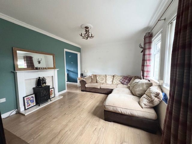 3 Bed Semi-detached House For Sale - Photograph 3