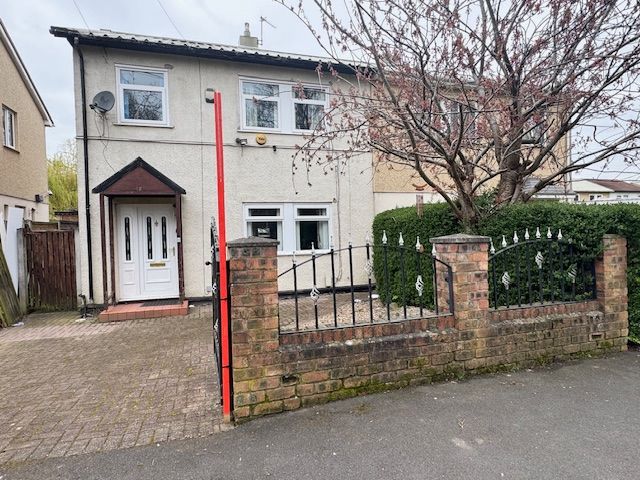 3 Bed Semi-detached House For Sale - Photograph 1