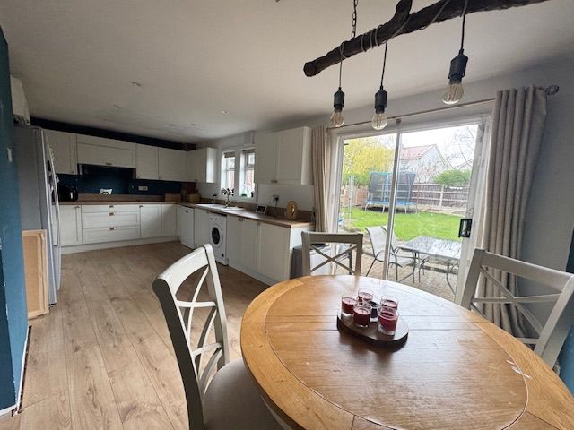 3 Bed Semi-detached House For Sale - Photograph 4