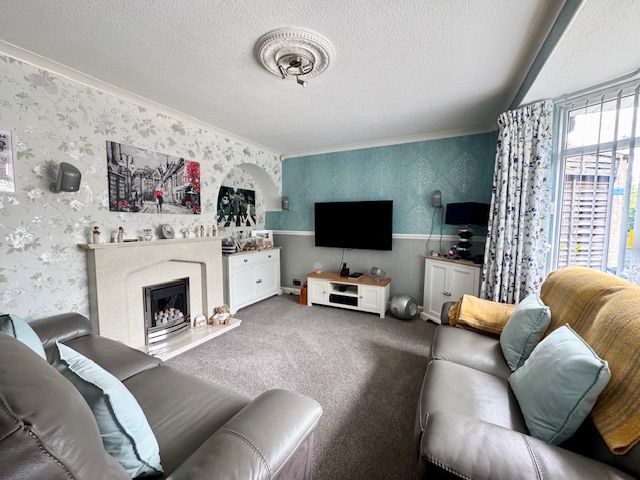 3 Bed Semi-detached House For Sale - Photograph 7