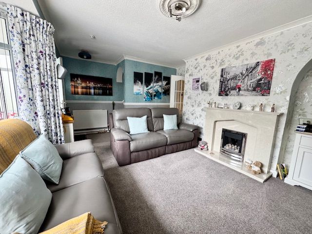 3 Bed Semi-detached House For Sale - Photograph 8