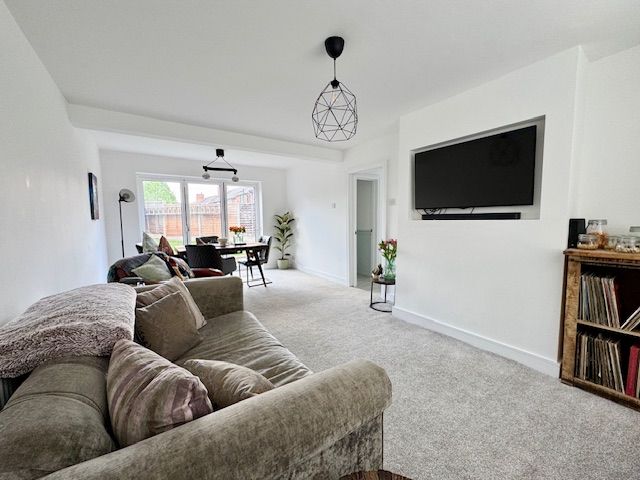 3 Bed Semi-detached House For Sale - Photograph 8