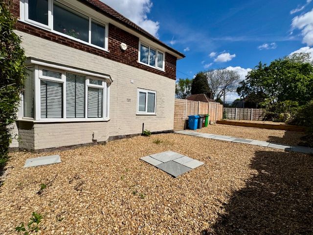 3 Bed Semi-detached House For Sale - Photograph 16