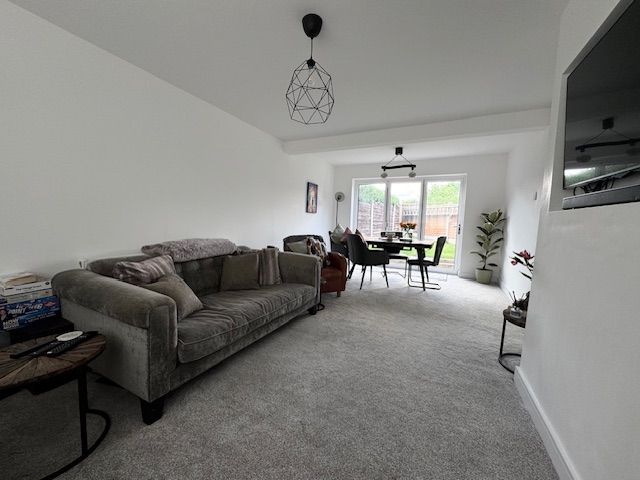3 Bed Semi-detached House For Sale - Photograph 9