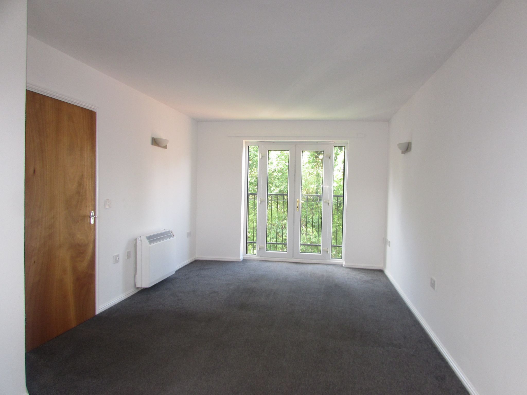 2 Bed Apartment Flat/apartment To Rent - Photograph 4