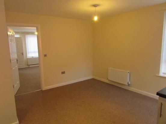 3 Bed Semi-detached House To Rent - Photograph 4