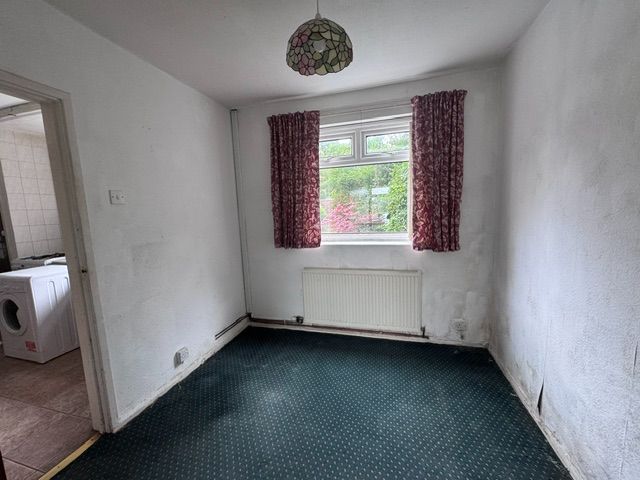 3 Bed Mid Terraced House For Sale - Photograph 10