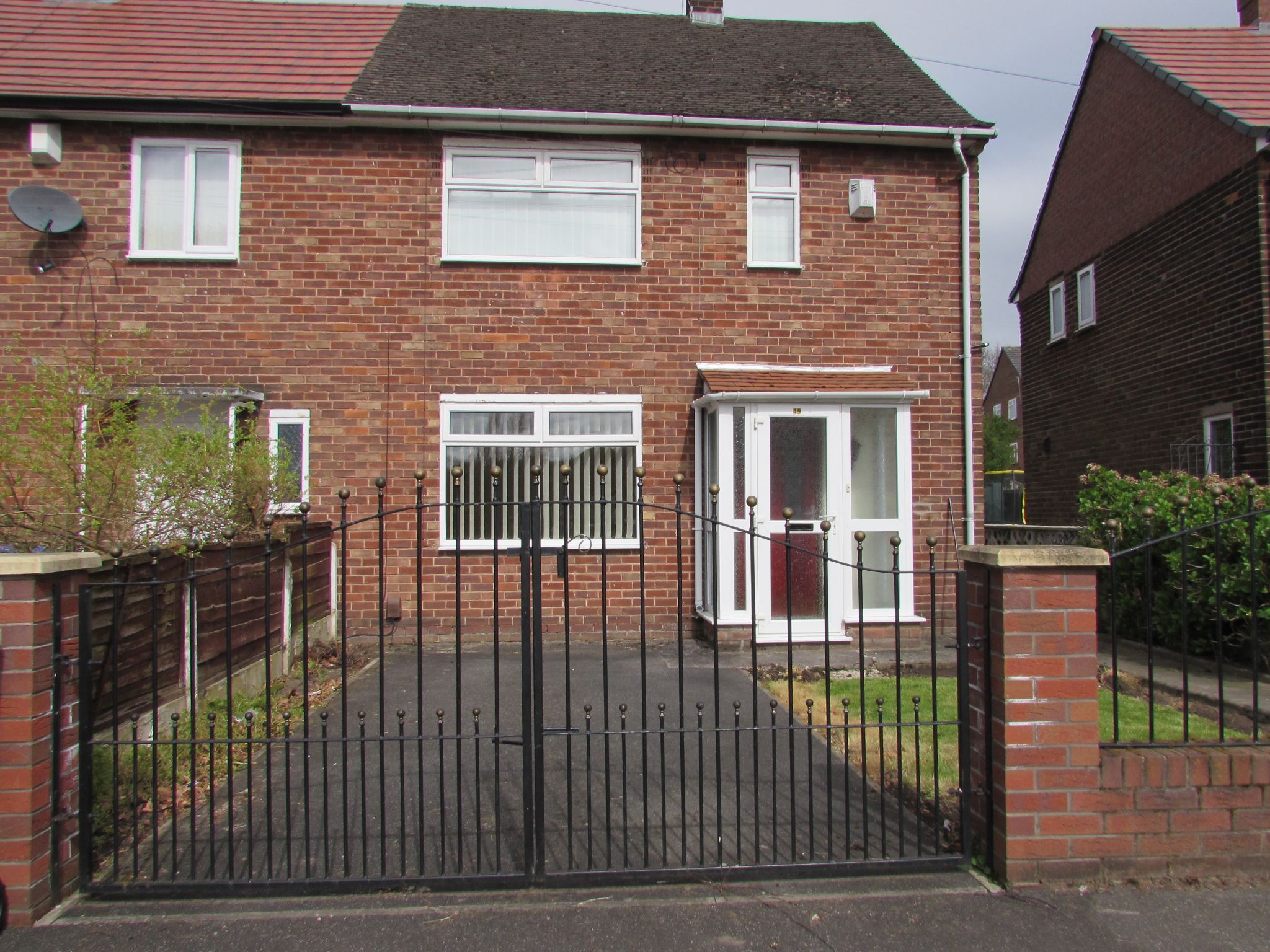 2 Bed End Terraced House To Rent - Photograph 1