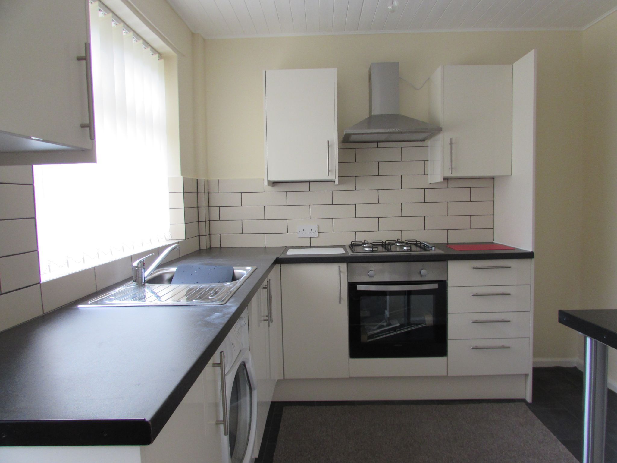 2 Bed End Terraced House To Rent - Photograph 6