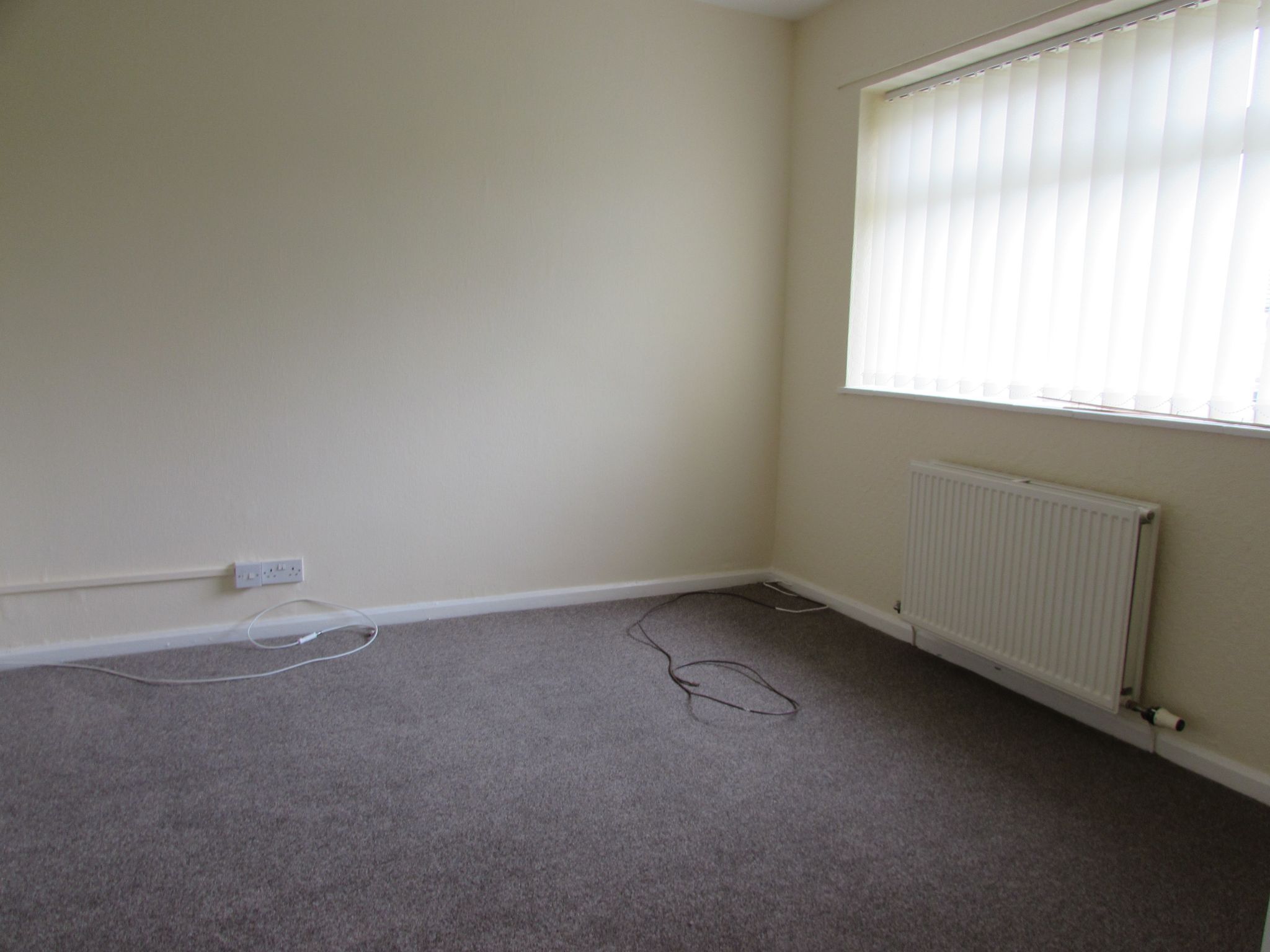 2 Bed End Terraced House To Rent - Photograph 3