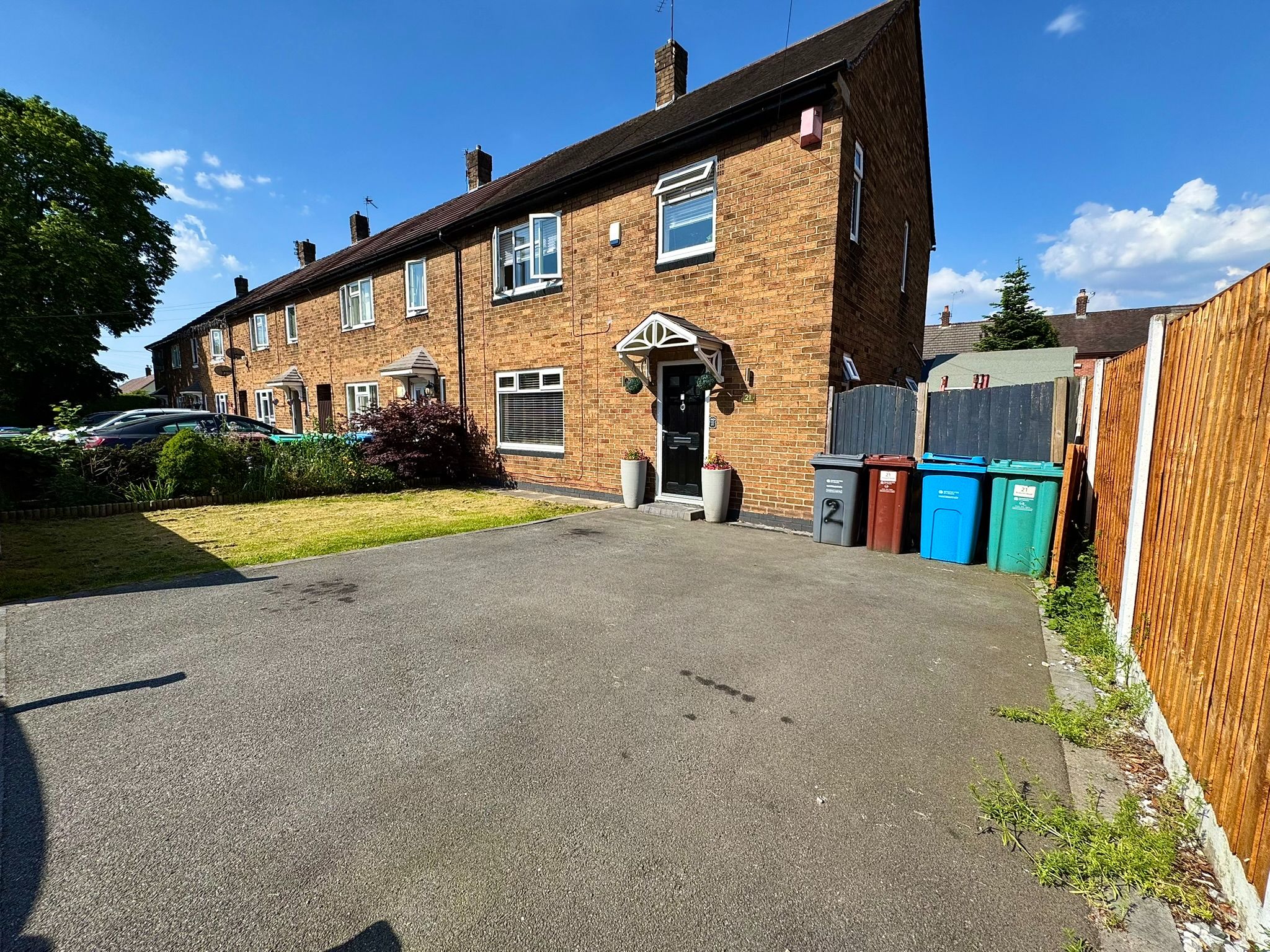 3 Bed End Terraced House For Sale - Photograph 1